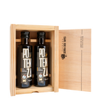 Kit contendo duas garrafas de 250ml do Azeite Potenza Claude Troisgros dentro de uma caixa de madeira artesanal, acompanhada de sua tampa com o logotipo da Fazenda Serra dos Tapes.
