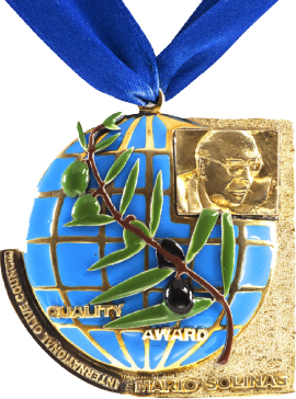 Medalha internacional do Conselho Oleícola Internacional com fita azul, indicando o prêmio de qualidade conquistado.