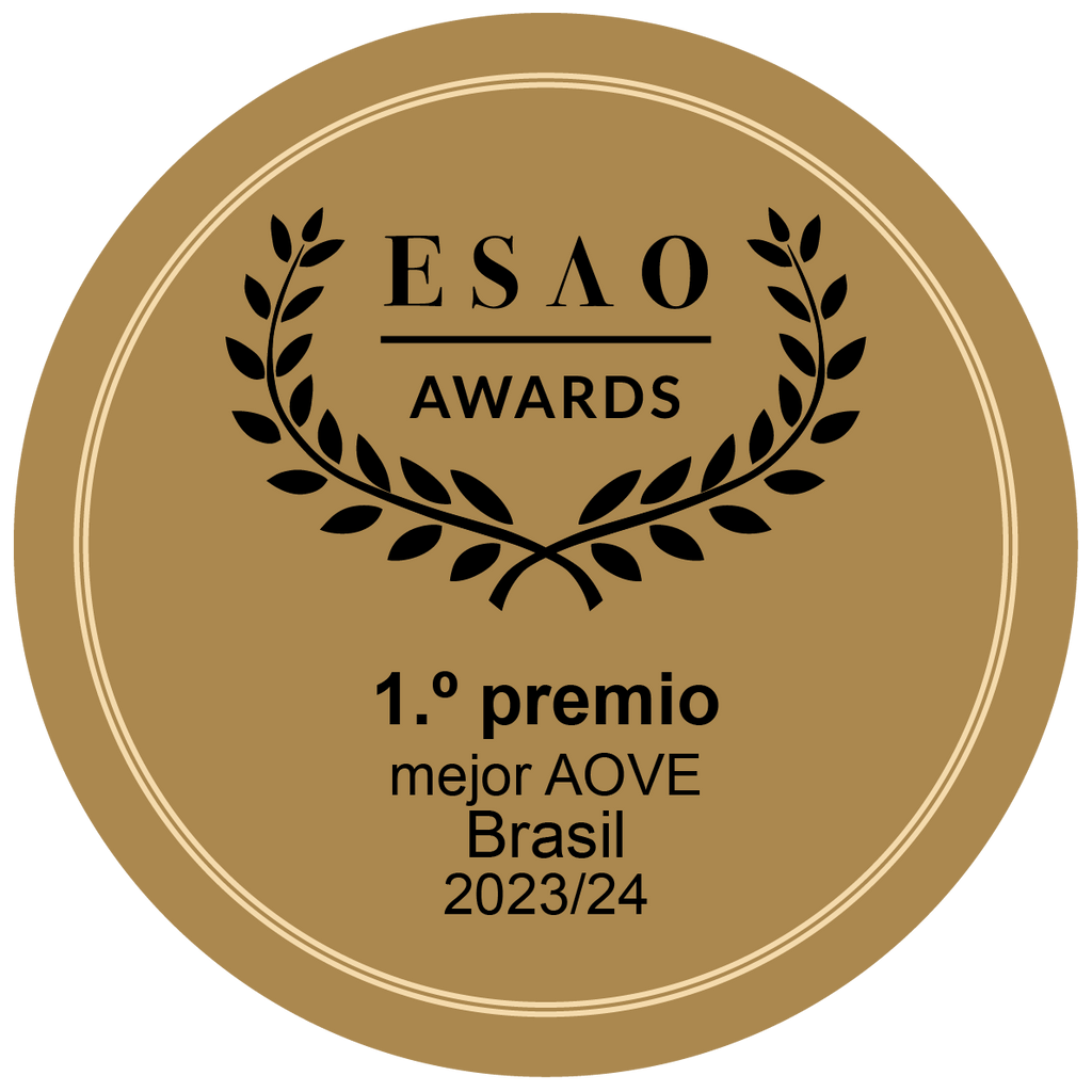 Selo dourado de premiação do ESAO Awards, indicando a conquista de primeiro lugar como melhor azeite do Brasil na safra 2023 e 2024 para o Azeite Potenza Blend Frutado.