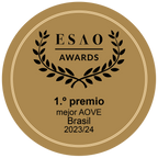 Selo dourado de premiação do ESAO Awards, indicando a conquista de primeiro lugar como melhor azeite do Brasil na safra 2023 e 2024 para o Azeite Potenza Blend Frutado.