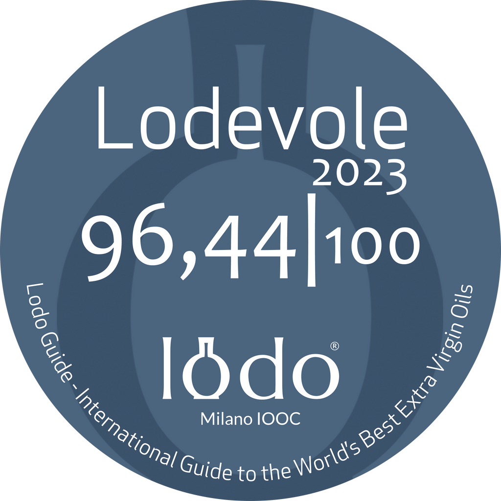Selo redondo azul do guia internacional Lodo Milano IOOC 2023, exibindo a nota de excelência 96,44 de 100 conquistada pelo Azeite Potenza Blend Intenso.