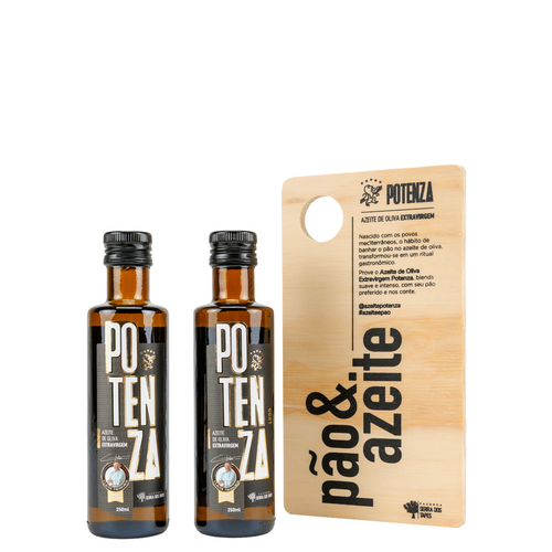 Duas garrafas de 250ml do Azeite Potenza Claude Troisgros posicionadas ao lado de uma tábua retangular de madeira clara de servir com a gravação 'pão & azeite' em destaque.