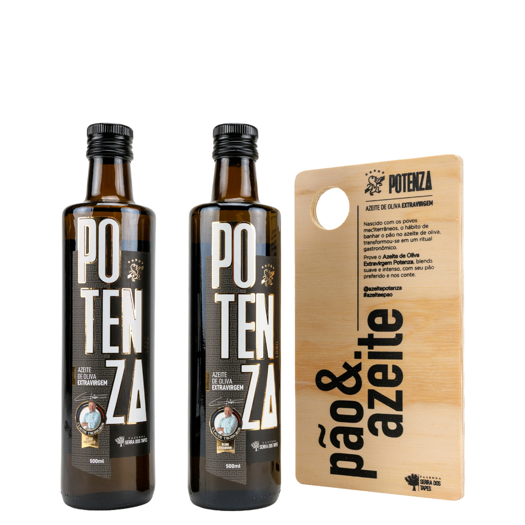 Duas garrafas de vidro escuro do Azeite Potenza Claude Troisgros de 500ml, com rótulos minimalistas exibindo a assinatura do chef, acompanhadas de uma tábua de madeira artesanal com a gravação Pão & Azeite.