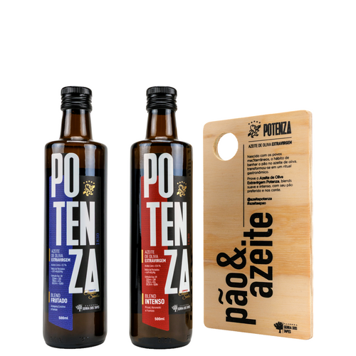 Duas garrafas de vidro escuro do Azeite Potenza de 500ml, sendo uma do Blend Frutado com detalhes em azul e outra do Blend Intenso com detalhes em vermelho, ao lado de uma tábua de madeira artesanal com a gravação Pão & Azeite.